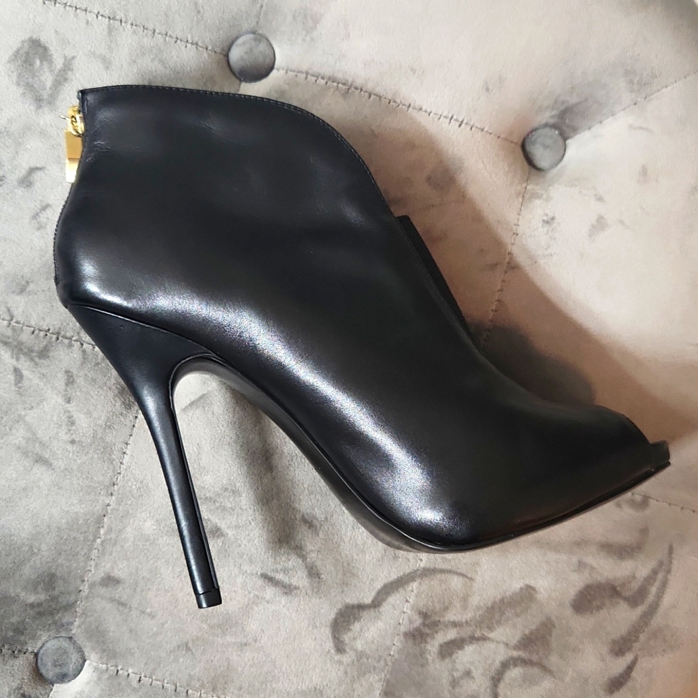 Women size 10M 5 inch heel
